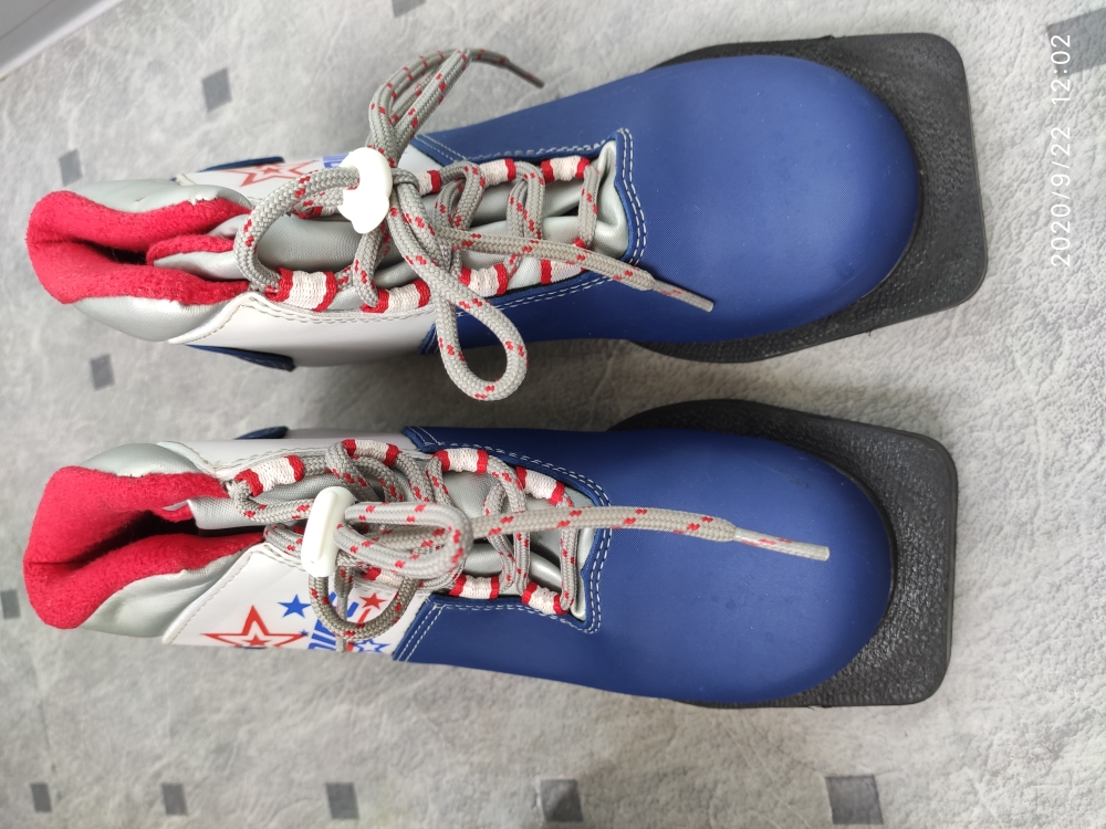 Ботинки лыжные (крепление три дырки) рр 32 