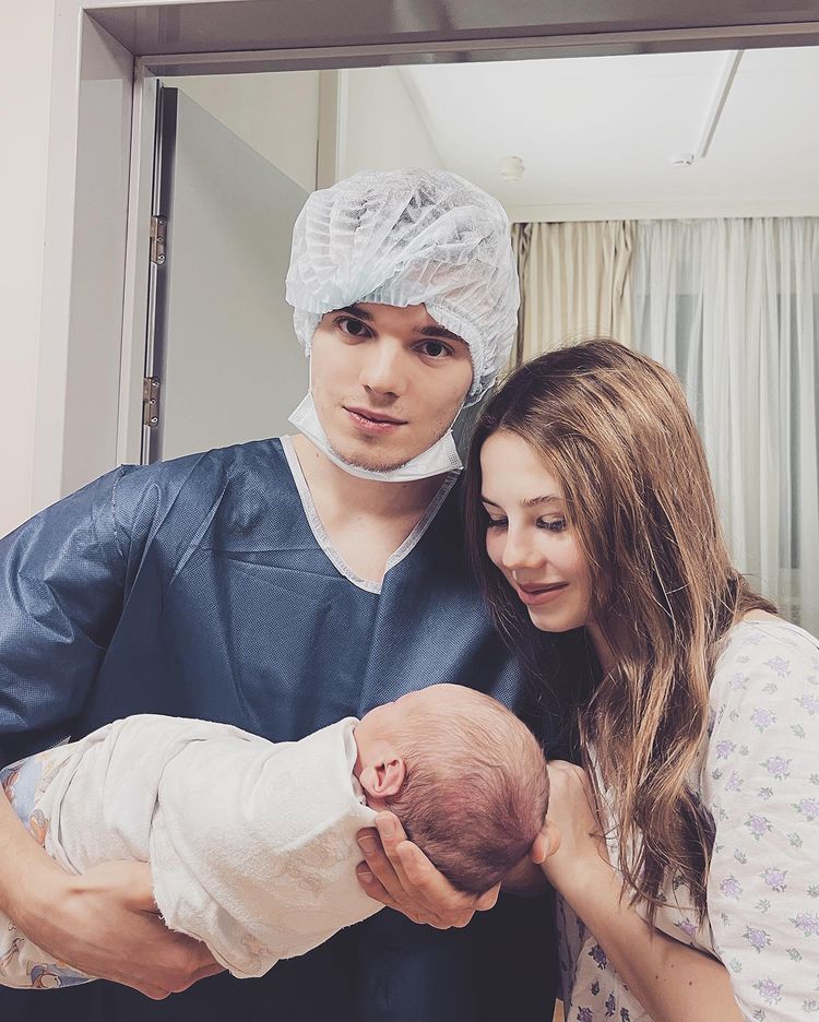 Арсений Шульгин с женой и ребенком