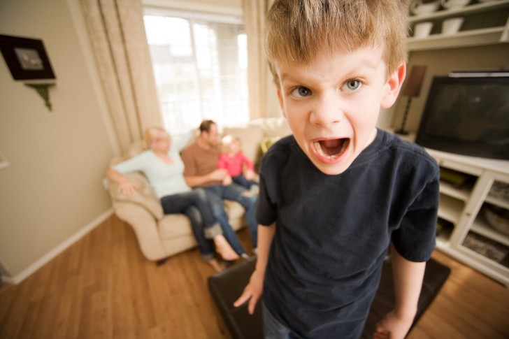 Как в столичных семейных центрах помогают родителям справиться с детской агрессией