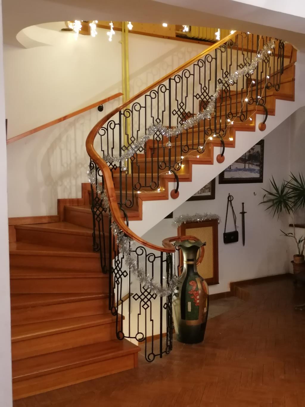 Лестница украшена. 