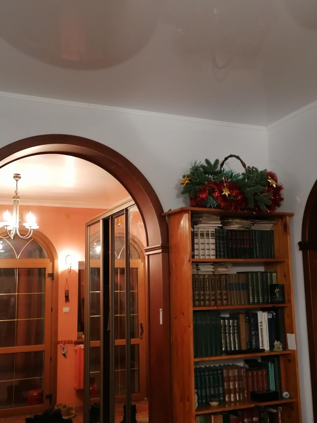 Дом немного украшен. 