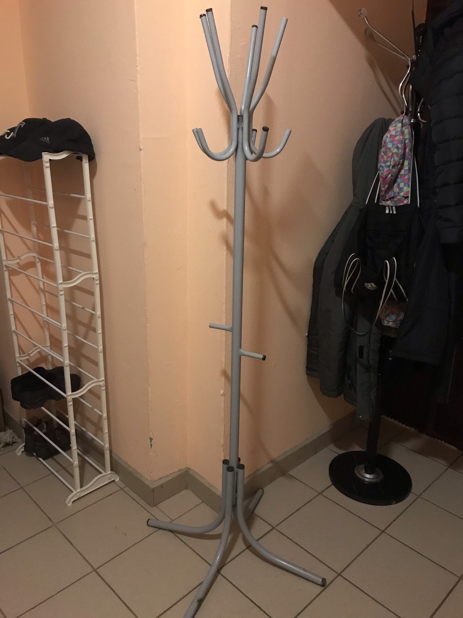 Серая напольная вешалка, 600р. я-Продано