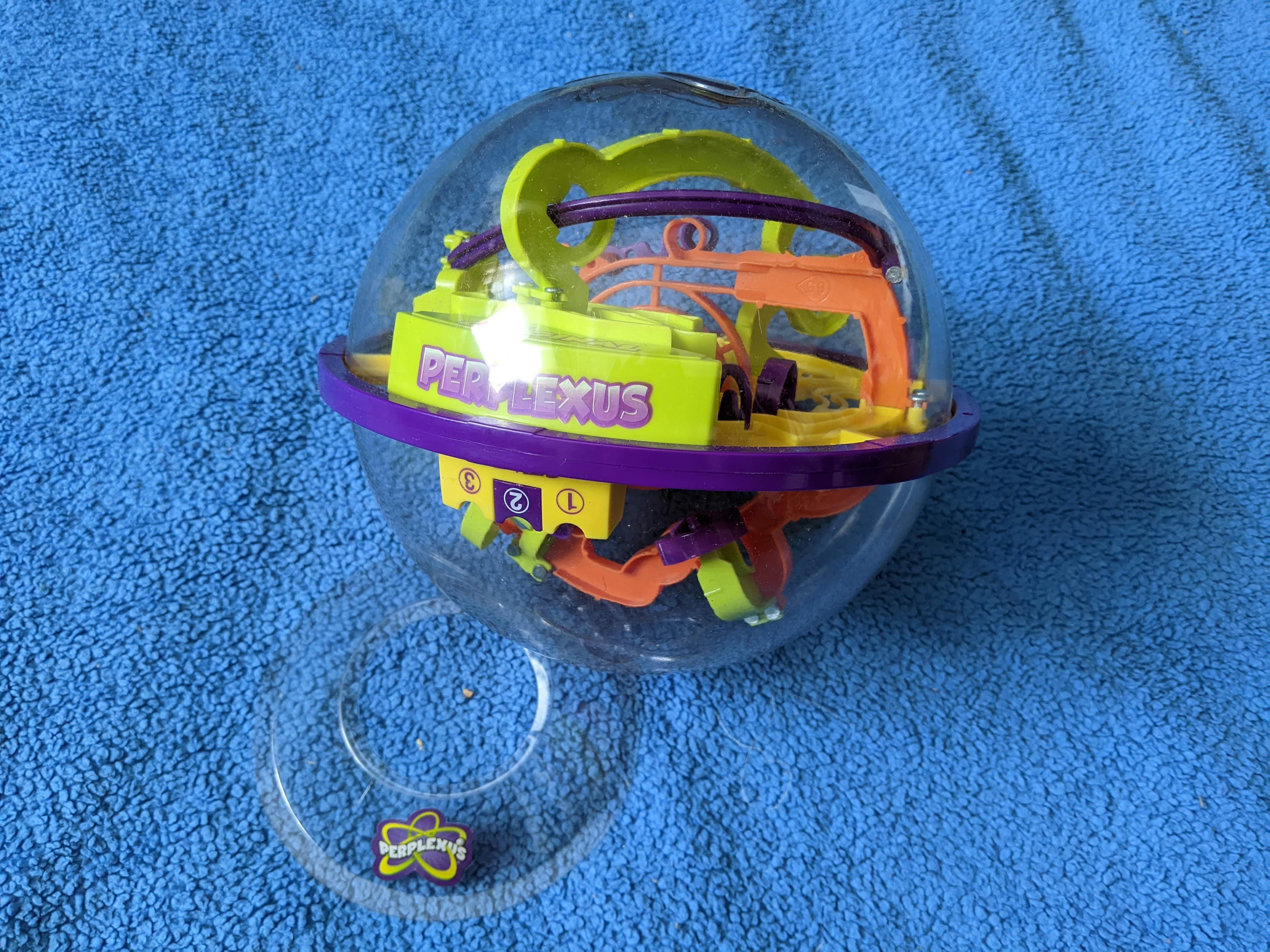 Игрушки , книги. 