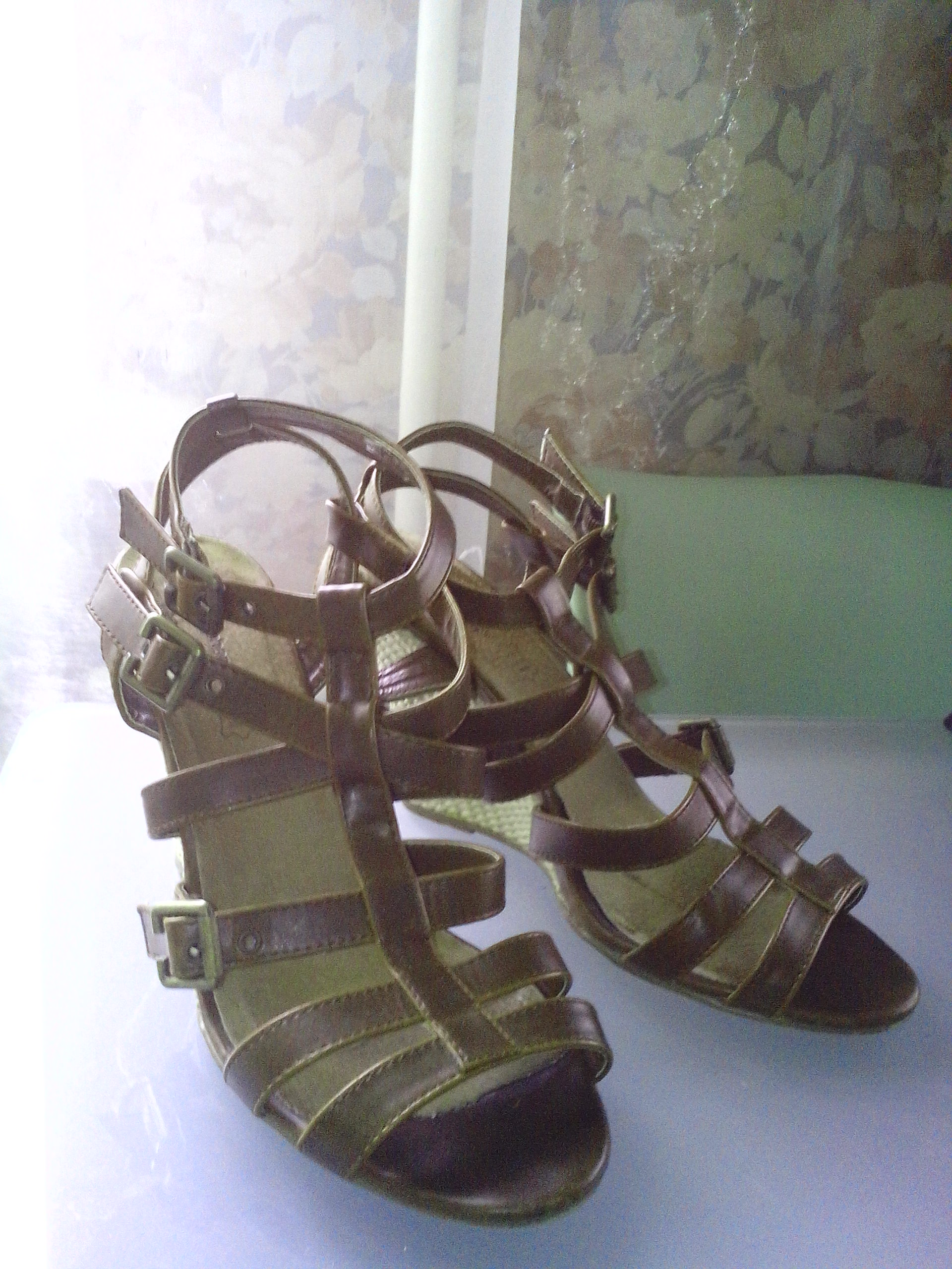 Босоножки на танкетке,кожа,за чай. 