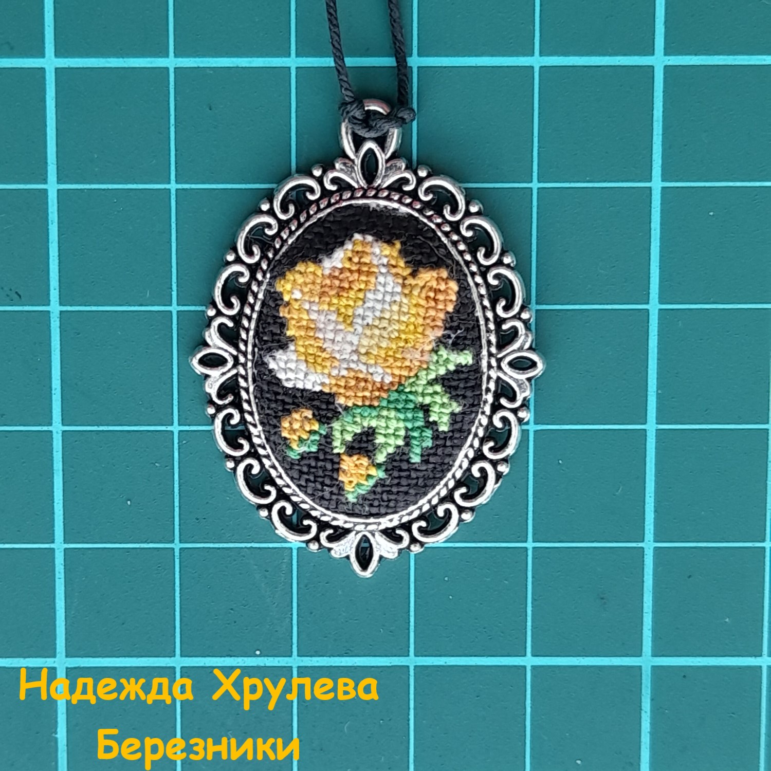 медальон. Микровышивка