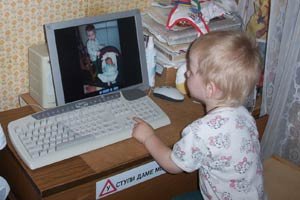 Коля смотрит какой он хороший братик