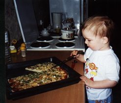 Олег режет пиццу