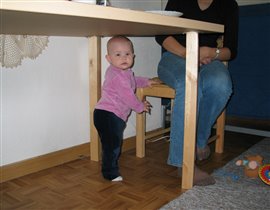 Под столом!