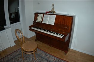 Любимый пианин и бабушкин стул