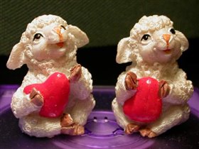 Две овечки с сердечками