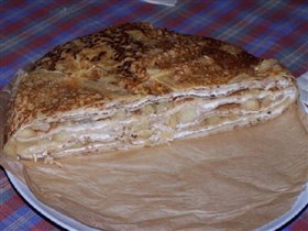 Блинный пирог с яблоками и творогом