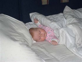 Как сладко спать на кровати родителей! р