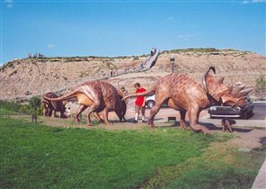Группа динозавров - на входе в музей