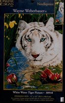 043. Белый тигр в воде