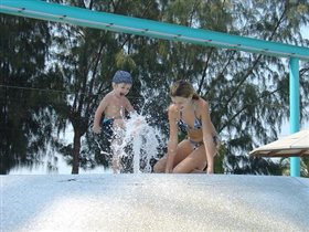 Матвей,Алиса и фонтанчик