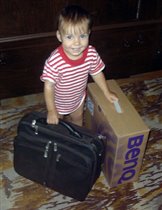 Кирюня сдавал в багаж: ящик, портфель и картонку... 