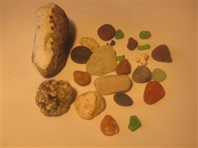  Разноцветные камни с морского берега