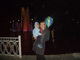 с мамой на фоне фонтана