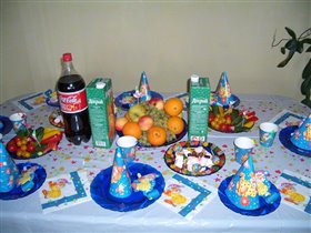 Посуда, колпаки, разноцветные конфеты, фрукты, маленькие овощи  - и у вас вполне детский стол.  