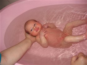 Алиска принимает ванну