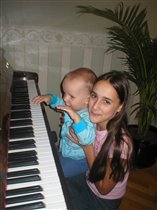 Артёмка с Дашунькой играют на пианино