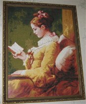 Девушка читающая книгу.