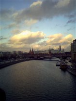 Москва река. Вид с пешеходного моста около ХХС.