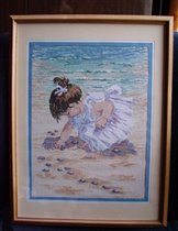 девочка собирающая ракушки