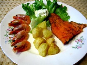 Лосось с креветками и картофелем во фритюре