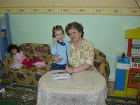 Аня с воспитателем