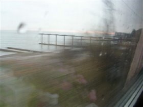 за окном поезда дождь и море