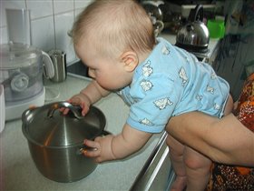 Егор знакомится с миром посуды