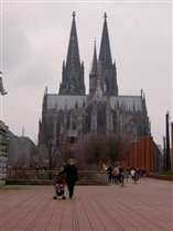 На фоне Кёльнского собора