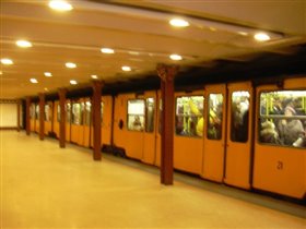 Поезд оранжевого метро