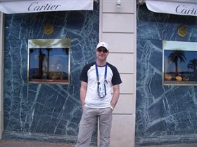 Серж в Каннах на фоне бутика часов и драгоценностоей 'Cartier'
