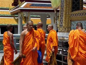 Монахи, пришедшие поклониться Изумрудному Будде.