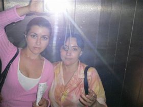 В лифте гостиницы две путешественницы