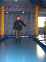 На большом батуте