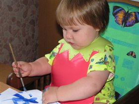 Алиша первый раз рисует красками!