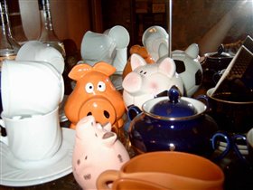 Эти свинки живут у меня в стенке в посуде