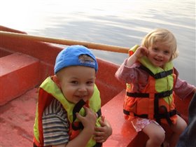 Полинка с Яником катаются на лодке