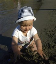 Пляж-это большая песочница: Ой сколько песка - и все мое!!!