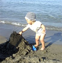 Романтик на пляже:  первый замок из песка...