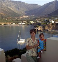 Как романтично мы смотримся с мамой в Критском пейзаже:)
