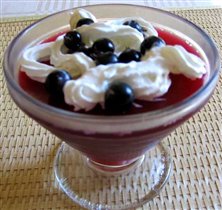 десерт из свежих ягод со сливками