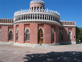 посетитель на ступеньках ждёт открытия...)))