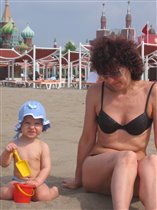 Бабуля всегда помогает мне строить куличики!