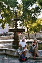 Британские туристы у фонтана