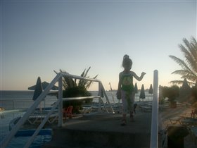 На мостике через бассейн.