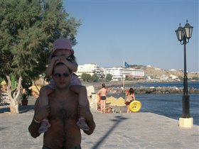 За флагом виден наш отель